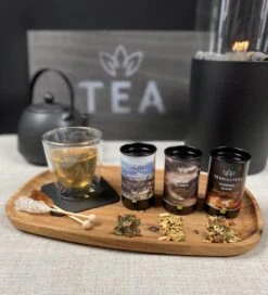 Teamasters Giftbox - Thee Geschenkset - Kerstpakket - Thee - Herbal Chai - Herbal Rooibos - Groene Thee - Perzik - Appel - Kerst - Geschenkset -Voedsel Serie Winkel 1090x1200 1