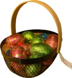 Merkloos Paasmand Gevuld Met Chocolade Verstop Eieren - Chocolade Paasei - Metalen Mand - Pasen - Eieren - Wit - Geel - Zwart - Houten Handvat -Voedsel Serie Winkel 1118x1200 1