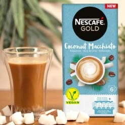 Nescafé Gold Coconut Macchiato Oploskoffie - 6 Doosjes à 6 Zakjes 13 Nescafé Gold Coconut Macchiato Oploskoffie - 6 Doosjes à 6 Zakjes -Voedsel Serie Winkel 1200x1200 202