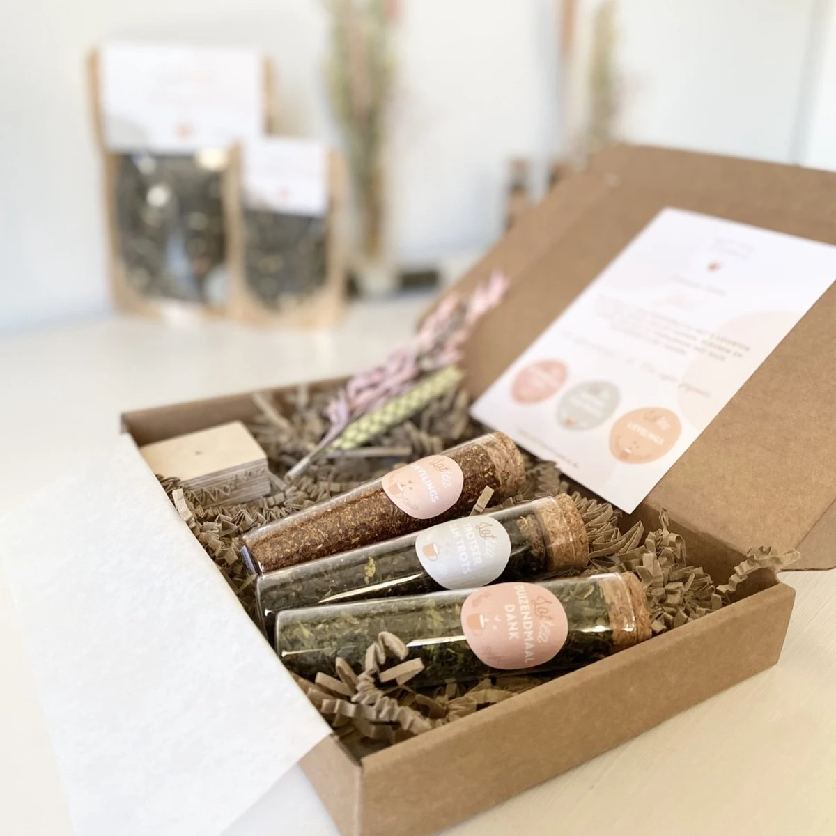 Het Theeplankje Giftset Theeproeverij Dankbaarheid (Lottea, Thee Cadeaubox, Thee Cadeau, Cadeau Theeliefhebber, Relatiegeschenk, Personeelsgeschenk) 4 Het Theeplankje Giftset Theeproeverij Dankbaarheid (Lottea, Thee Cadeaubox, Thee Cadeau, Cadeau Theeliefhebber, Relatiegeschenk, Personeelsgeschenk) - Afbeelding 2