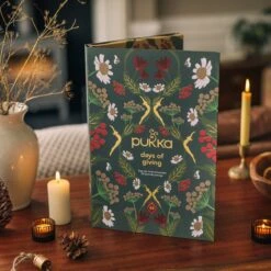 Pukka Thee Hardcover Biologische Kerst Adventskalender 2022, Perfect Als Kerstcadeau - 48 Zakjes - 1 Kalender -Voedsel Serie Winkel 1200x1200 434