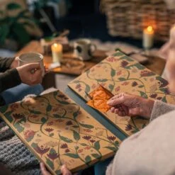 Pukka Thee Hardcover Biologische Kerst Adventskalender 2022, Perfect Als Kerstcadeau - 48 Zakjes - 1 Kalender -Voedsel Serie Winkel 1200x1200 435