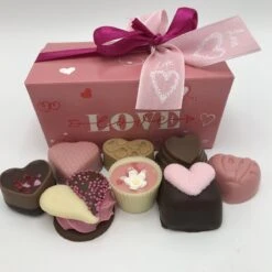 Cho-lala Bonbons Love | Chocolade Cadeau | 250 Gram Bonbons | Verjaardag, Felicitatie, Zomaar, Liefde, Valentijn | Harten Chocolade