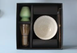 Premium Matcha Set - 5 Delige Matcha Cadeauset - Bamboo Klopper - Met Instructies - 100 Gram Matcha -Voedsel Serie Winkel 1200x821 1