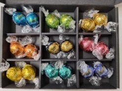 Chocolade Ballen Proeverij Pakket | Chocolade Pakket Met 9 Verschillende Chocolade Smaken Lindt Chocolade Met Mystery Card 'Save The Date' (met Persoonlijke Videoboodschap) | Cadeaupakket | Feestdagen Box | Chocolade Cadeau | Valentijnsdag -Voedsel Serie Winkel 1200x899 25