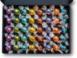 Chocolade Ballen Proeverij Pakket Groot | 40 Stuks Lindt Chocolade Met Mystery Card 'Enjoy The Sweet Moment' Met Persoonlijke (video)boodschap | Chocoladepakket | Feestdagen Box | Chocolade Cadeau | Valentijnsdag | Verjaardag | Moederdag | Vaderdag -Voedsel Serie Winkel 1200x908