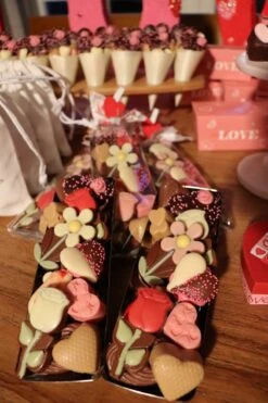 Cho-lala Schaaltje Met Chocolade Bonbons, Bloemen En Harten | Chocolade Cadeau | 165 Gram Chocolade | Verjaardag, Felicitatie, Celebrate | Felicitatie, Verjaardag, Zomaar -Voedsel Serie Winkel 799x1200 5